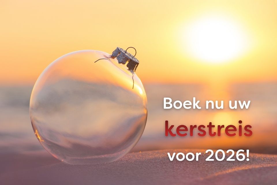 Kerstbal op strand