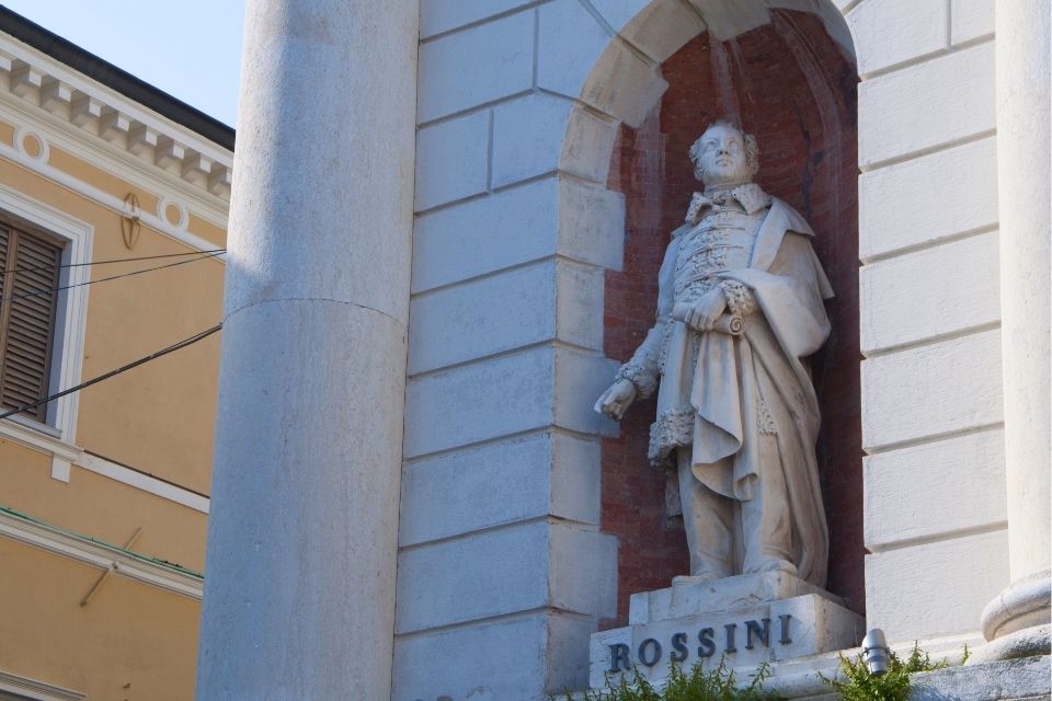 Beeld van Rossini in Pesaro, de Marken, Italië