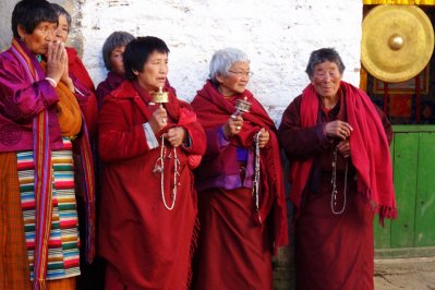 Bhutaanse vrouwen in traditionele kleding Bhutaanse vrouwen in traditionele kleding