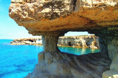 Rotsdoorgang langs de kust van Cyprus Rotsdoorgang langs de kust van Cyprus