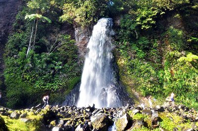 Wandeling Cibeureumwaterval Bandung, Indonesië Wandeling Cibeureumwaterval Bandung, Indonesië