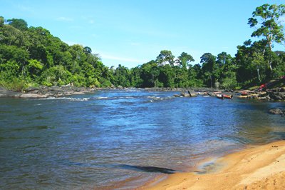Boottocht over de Commewijnerivier, Suriname Boottocht over de Commewijnerivier, Suriname