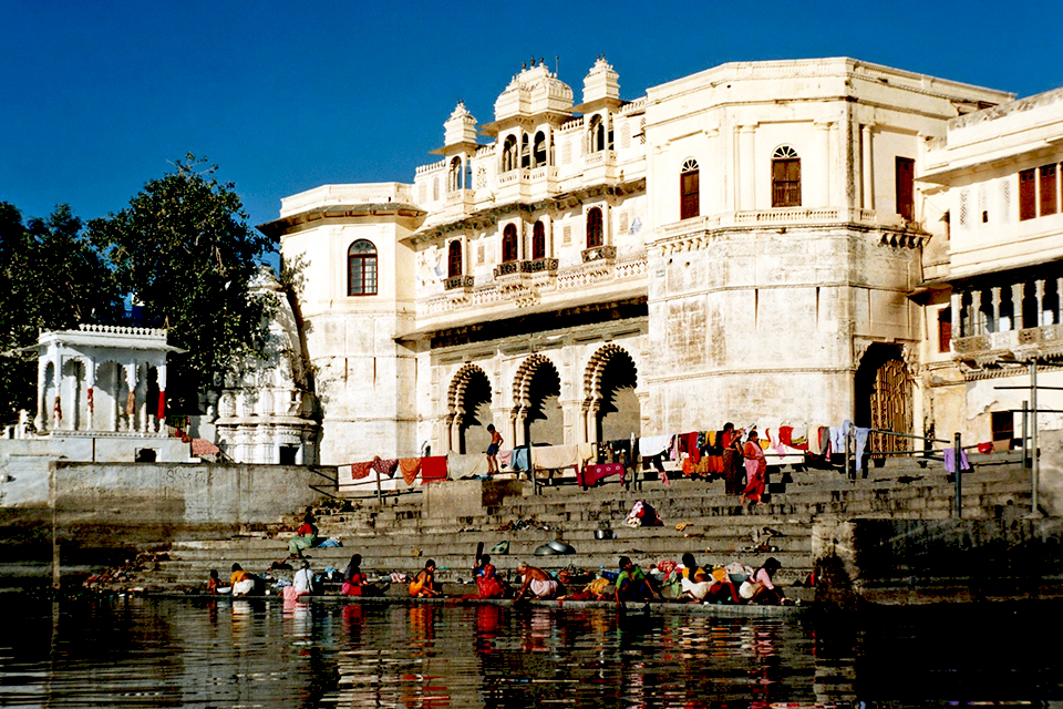 Gangaur Ghat aan de oevers van het Pichola-meer in Udaipur India