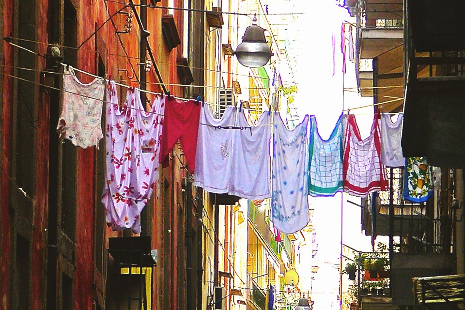Straatbeeld in Napels, Italië