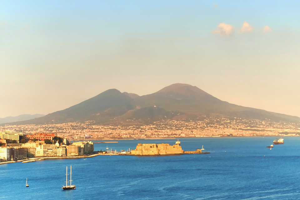 Vesuvius en de baai van Napels, Italië