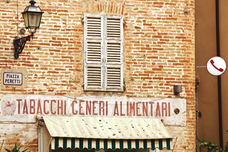 Straatbeeld in de Marken, Italië