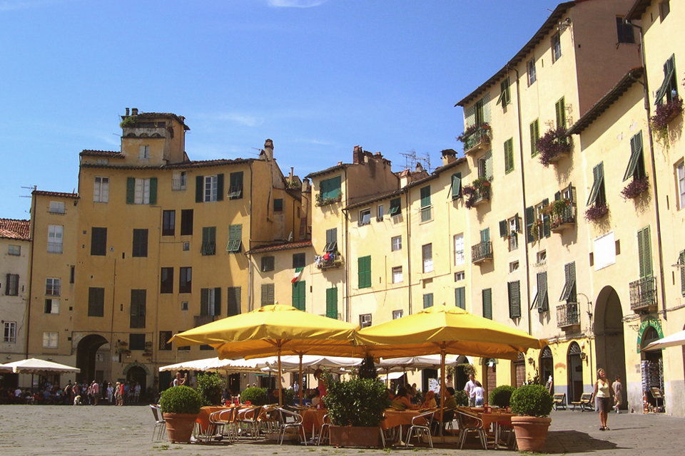 Piazza Anfiteatro in Lucca, Toscane, Italië
