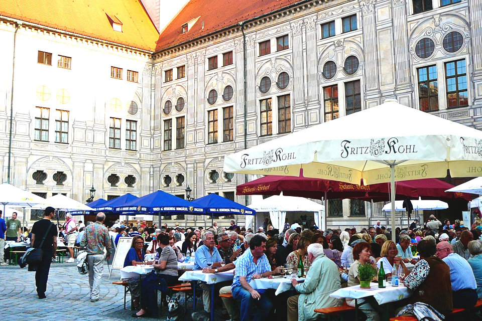 Terras in de oude binnenstad van München, Duitsland | Foto Peter van de Wiel