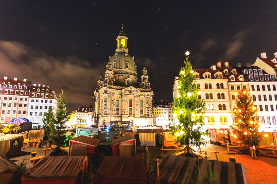 Kerstmarkt bij de Frauenkirche in Dresden, Duitsland