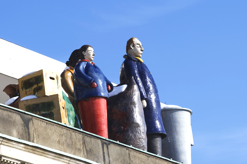 Sculptuur Die Fremden in de binnenstad van Kassel, Duitsland