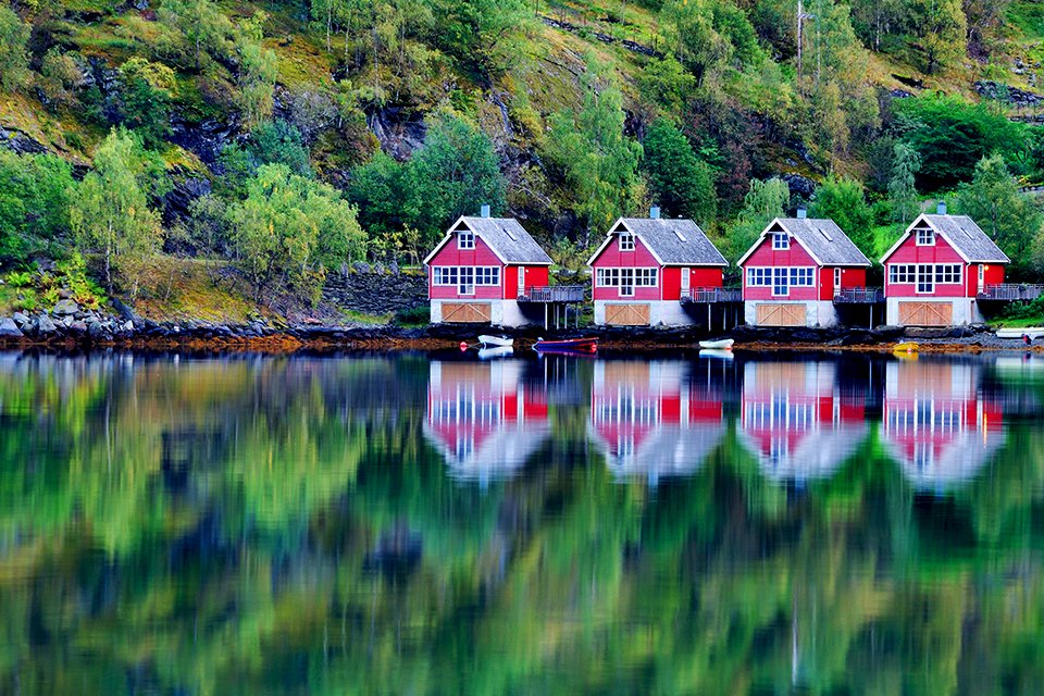 Weerspiegeling in een fjord, Noorwegen