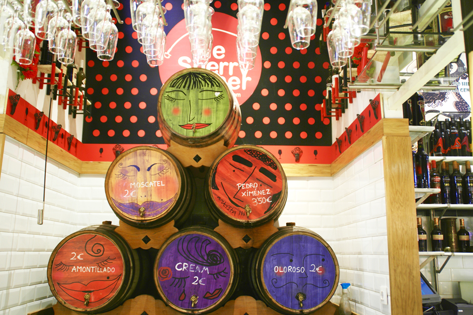 Sherrybar in de Mercado San Miguel in Madrid Spanje