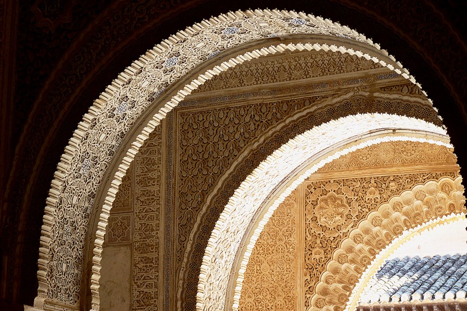 Boog in het Alhambra in Granada, Spanje