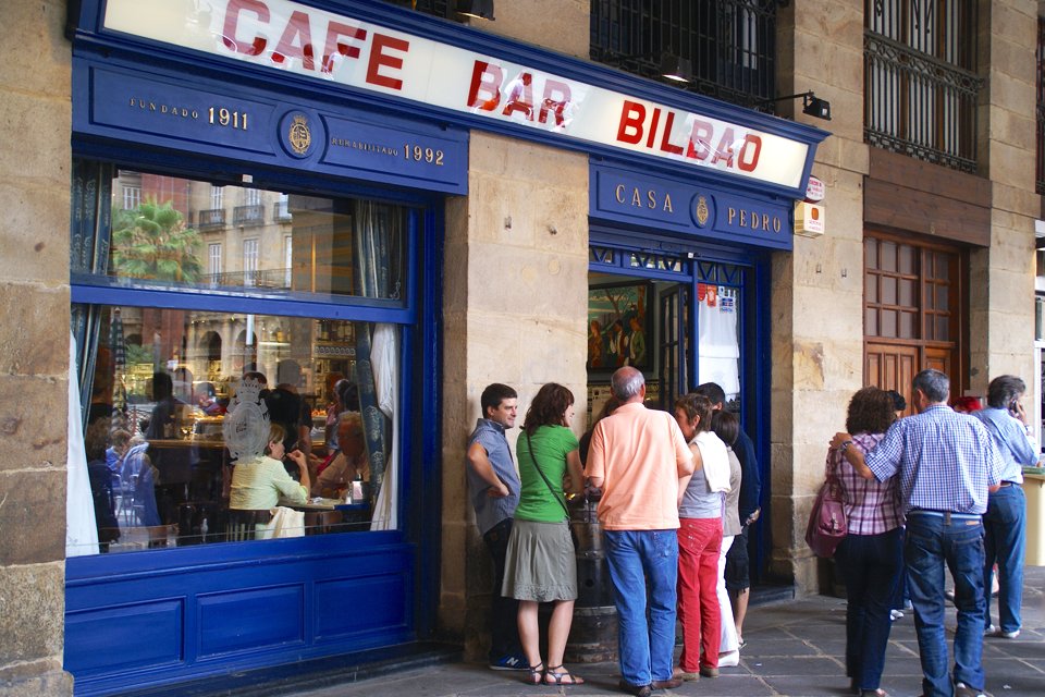 Bar aan het Plaza Nueva in Bilbao, Spanje