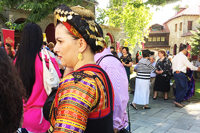 Vrouw in klederdracht