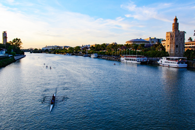 De Guadalquivir stroomt langs Sevilla