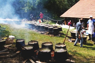 Traditioneel koken in de tuin van de kerk, Macedonië Traditioneel koken in de tuin van de kerk, Macedonië