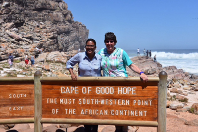 Reisleidster Léonie met reisleidster Astrid bij  Kaap de Goede Hoop