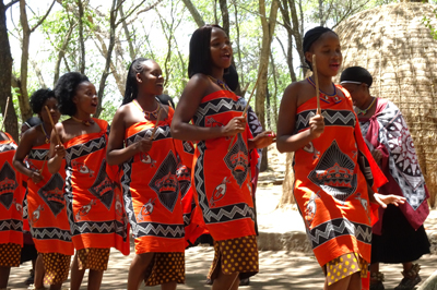 Dans- en zangvoorstelling van Swazi-vrouwen