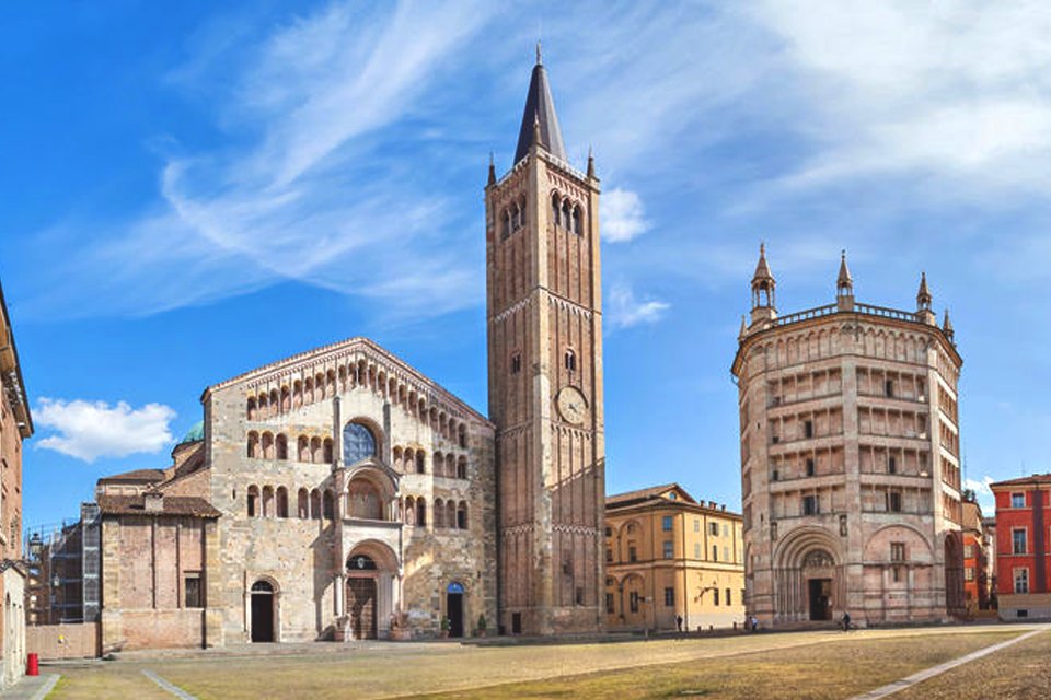 De kathedraal met baptisterium in Parma, Italië