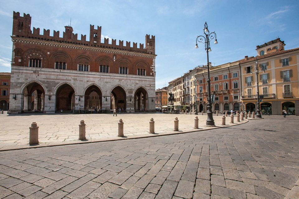 Het fraaie middeleeuwse centrum van Piacenza, Italië
