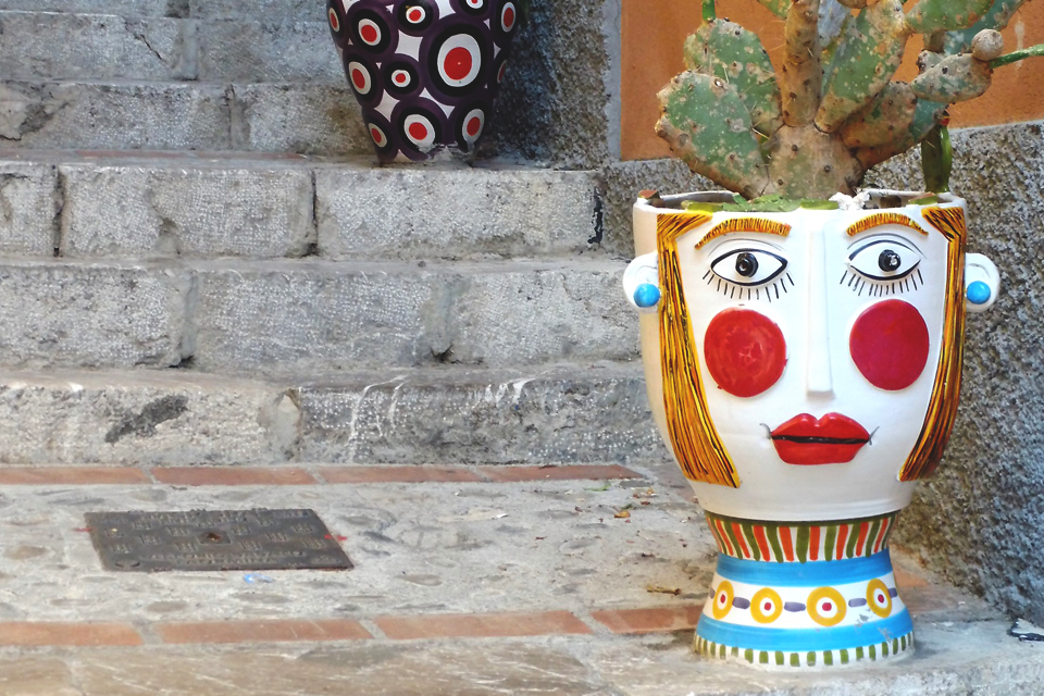 Gezellige bloempotten bij Taormina, Italië