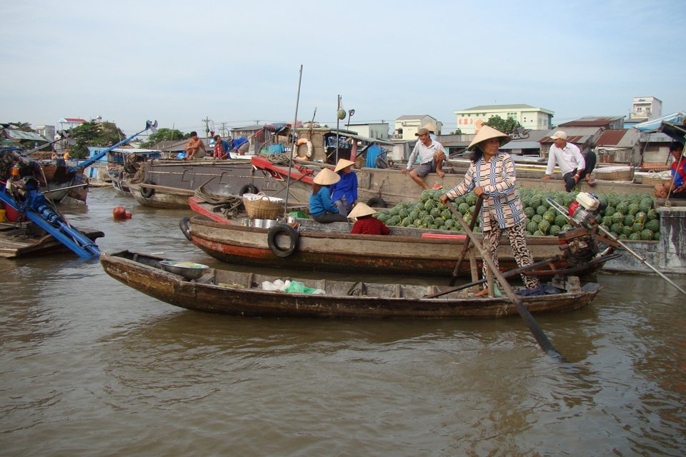 Drijvende markt bij Chau Doc, Vietnam