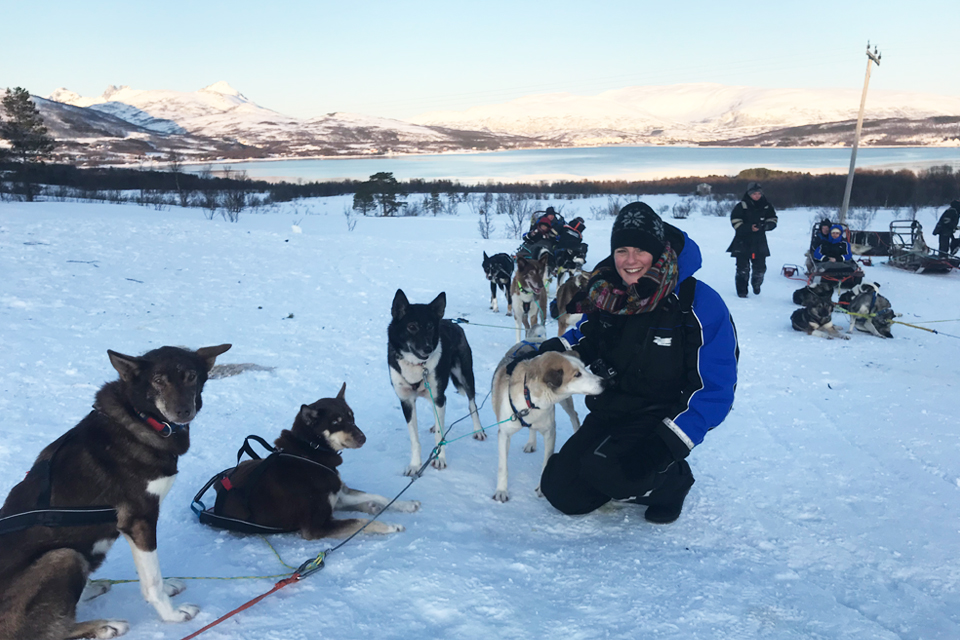 Productmanager Mathilde Boersema bij de sledehonden, Noorwegen