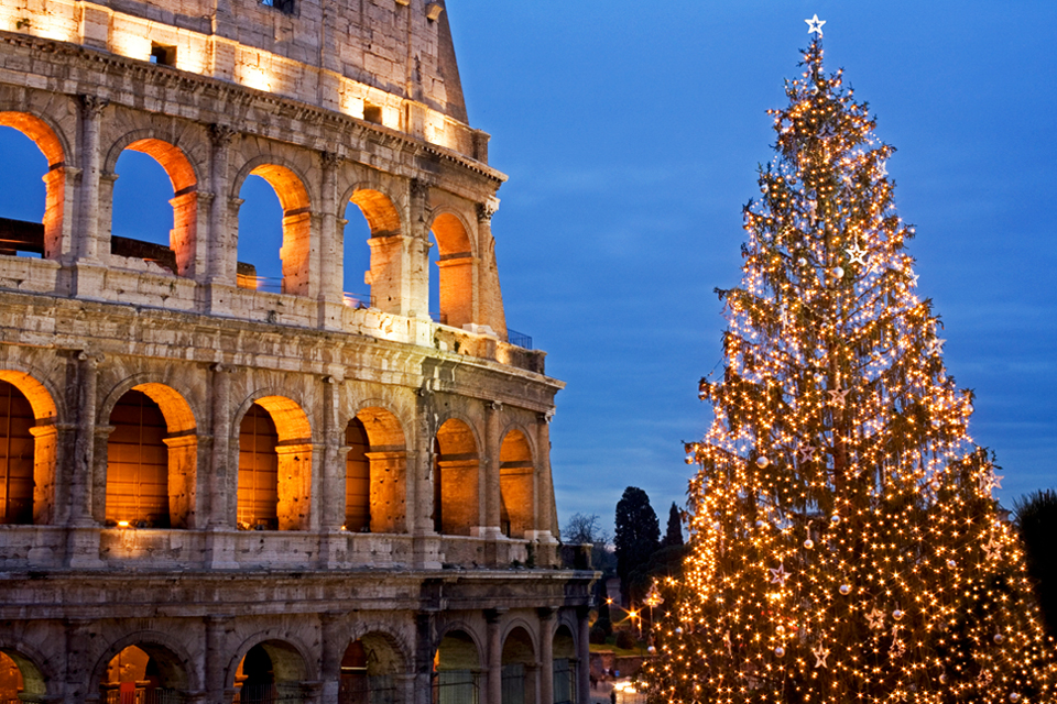 De kerstboom voor het Colosseum in Rome, Italië