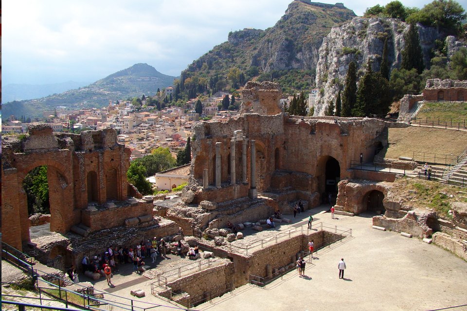 Het Griekse theater in Taormina, Italië