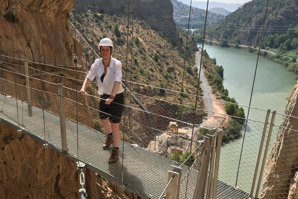 Productmanager Mathilde Boersema op het wandelpad Caminito del Rey, Spanje