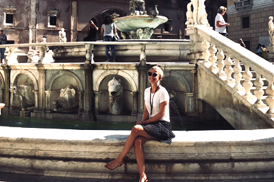 Reisexpert Inge bij de fontein op het Piazza Pretoria in Palermo, Italië