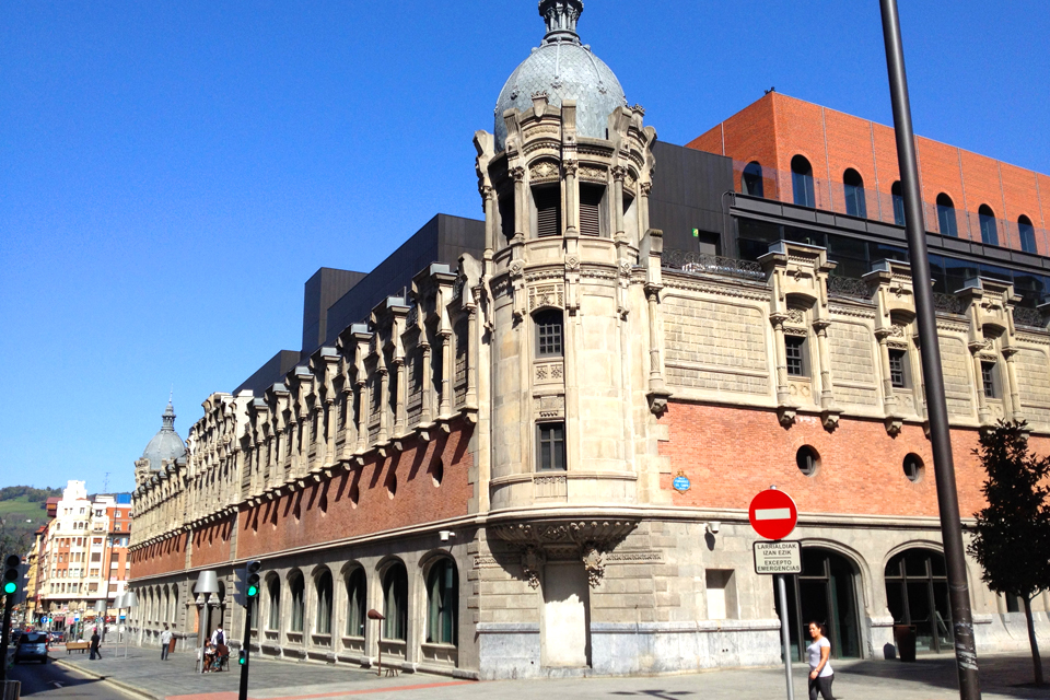 De buitenzijde van Alhóndiga in Bilbao, Spanje