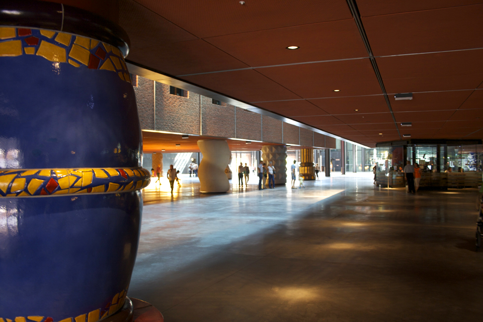 Interieur van Alhóndiga in Bilbao, Spanje