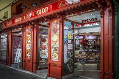 Jamonería op het Plaza Mayor in Madrid, Spanje
