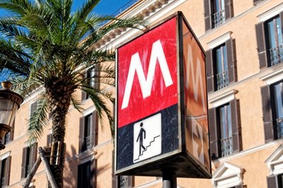 Ingang van een metrostation in Rome, Italië
