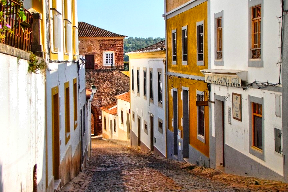 Sfeervol straatje in Silves, Portugal