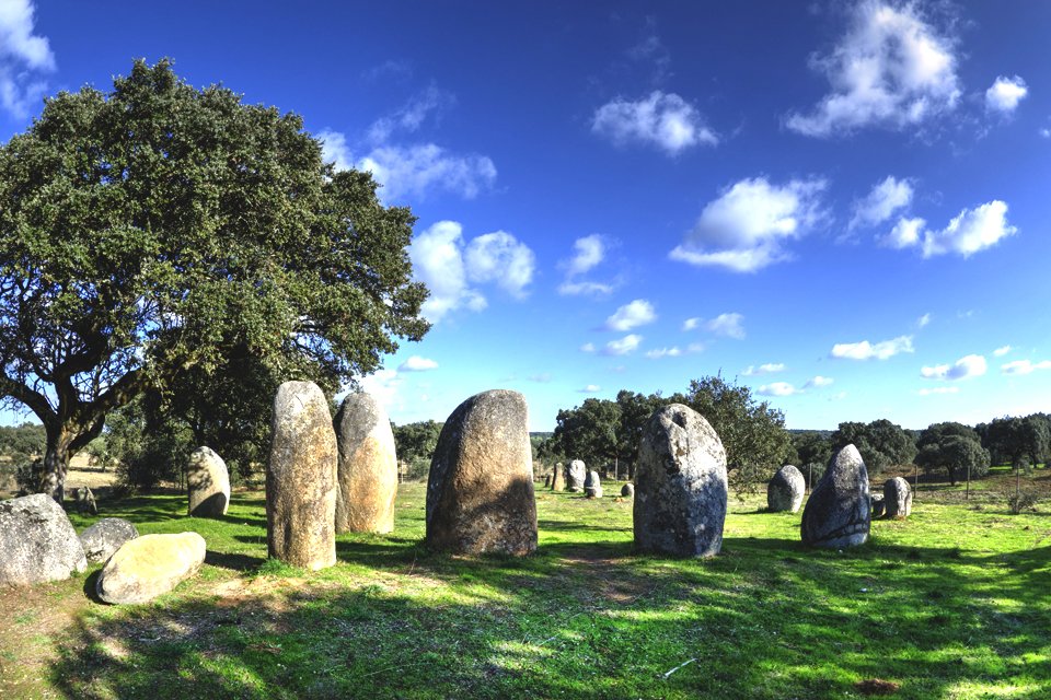 Cromelque dos Almendres, de grootste steencirkel op het Iberisch schiereiland, Portugal