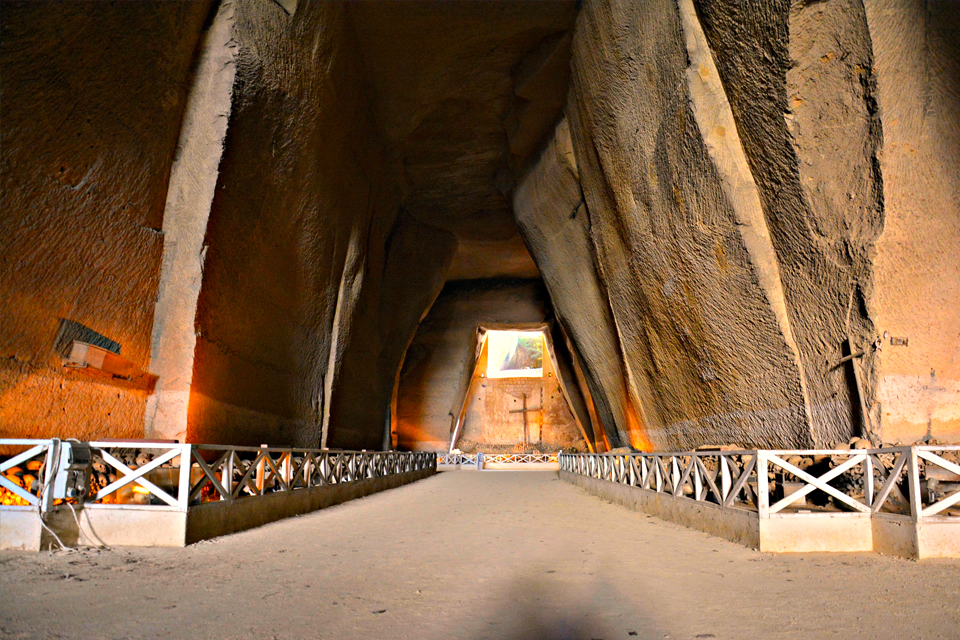 Cimitero delle Fontanelle in Napels, Italië