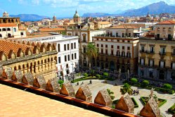 Uitzicht op de oude binnenstad van Palermo vanaf de dom, Italië