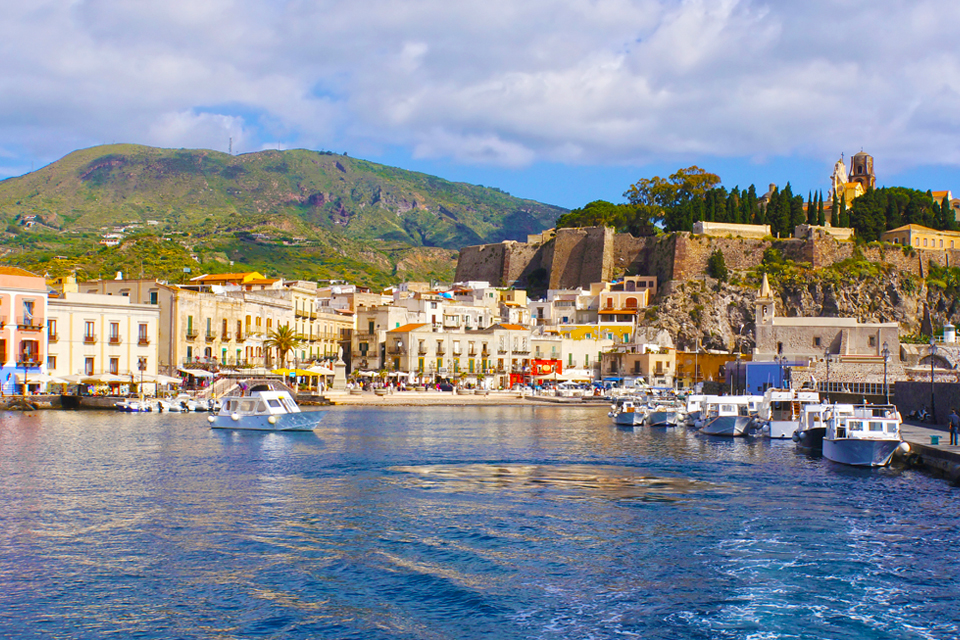 De haven van Lipari, Italië