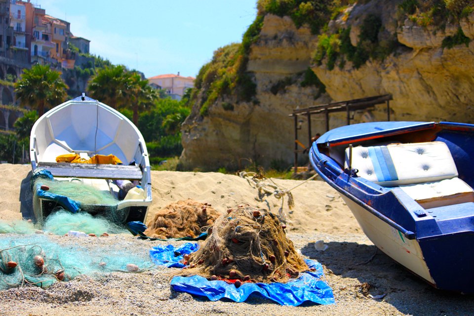 Bootjes aan de kust van Calabrië, Italië