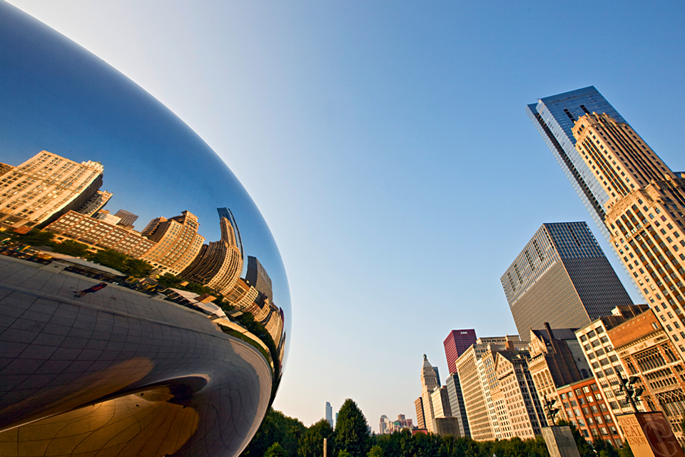 Cloud Gate met reflectie in Millennium Park in Chicago, Amerika