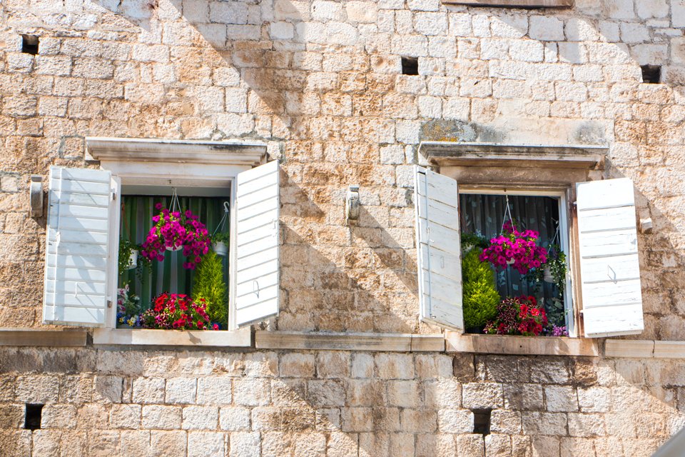 Met bloemen versierde ramen in Trogir, Kroatië