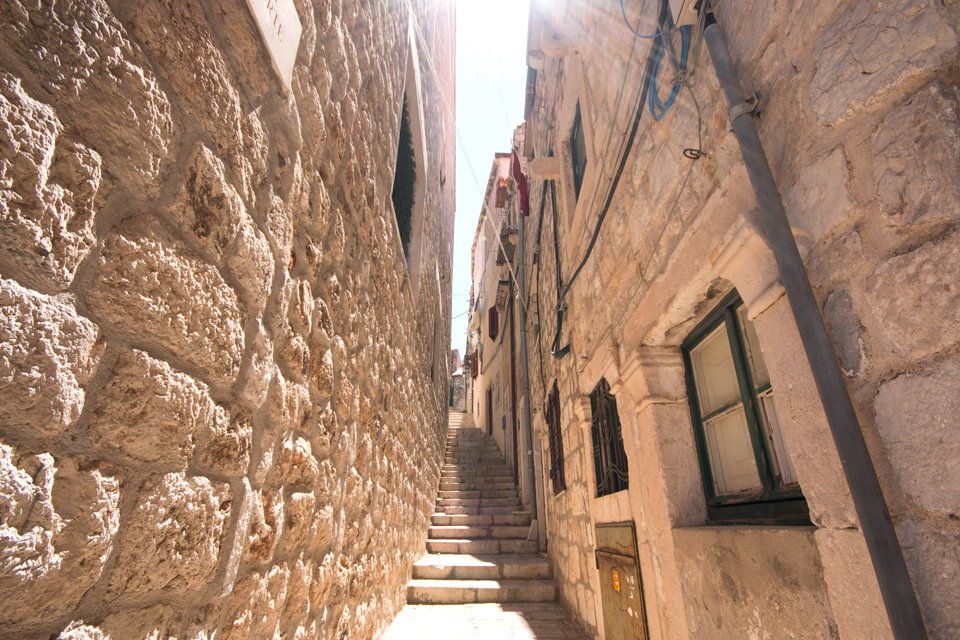 Smal steegje in het oude centrum van Dubrovnik, Kroatië