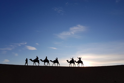 Zonsopkomst in de woestijn van Erg Chebbi, Marokko
