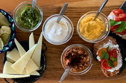 Mediterrane borrelplank (door reisleidster Marlies)