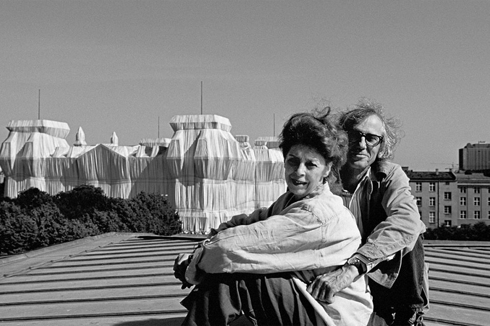 Christo en Jeanne-Claude voor de Wrapped Reichstag, Berlijn 1995, foto: Wolfgang Volz, © 2021 Christo and Jeanne-Claude Foundation