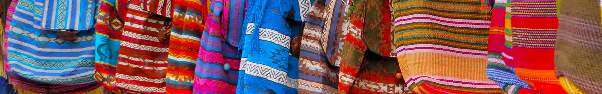 Kleurrijke stoffen op de markt in Otavalo, Ecuador