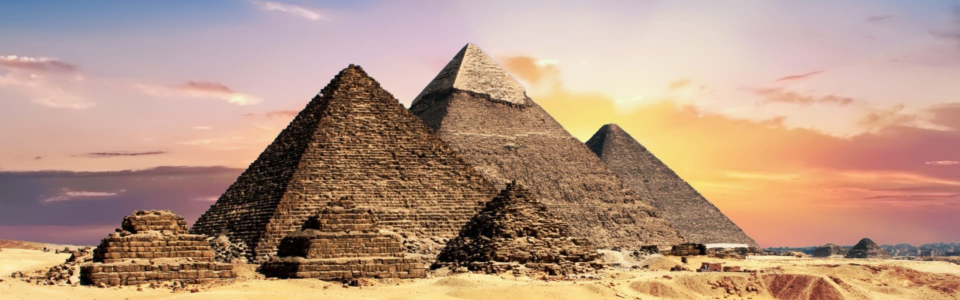 Kamelen en piramides van Gizeh, Egypte